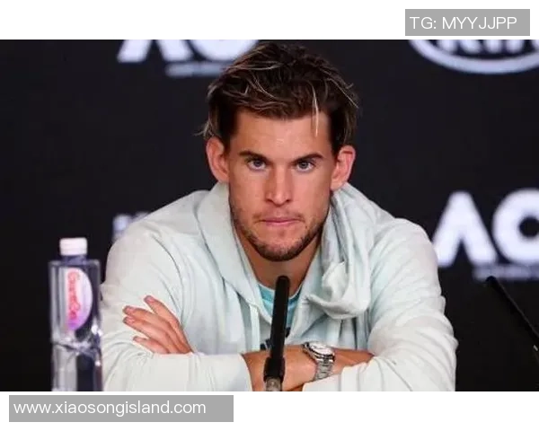 卷发足球明星崭露头角 展现超凡技术与拼搏精神成为球场新宠