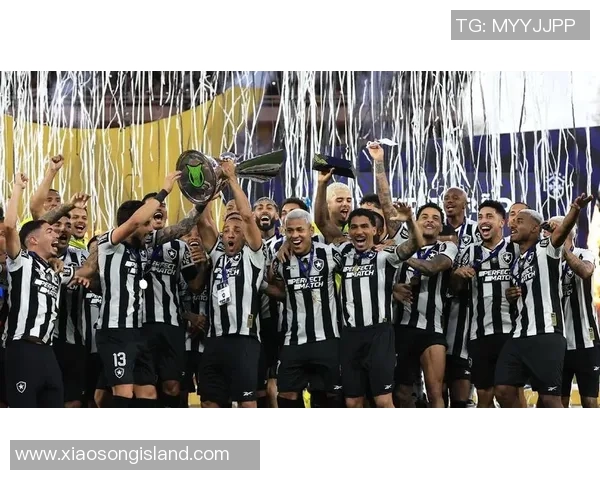 扁平足球场上技艺独特的球星展现极限球技的精彩瞬间