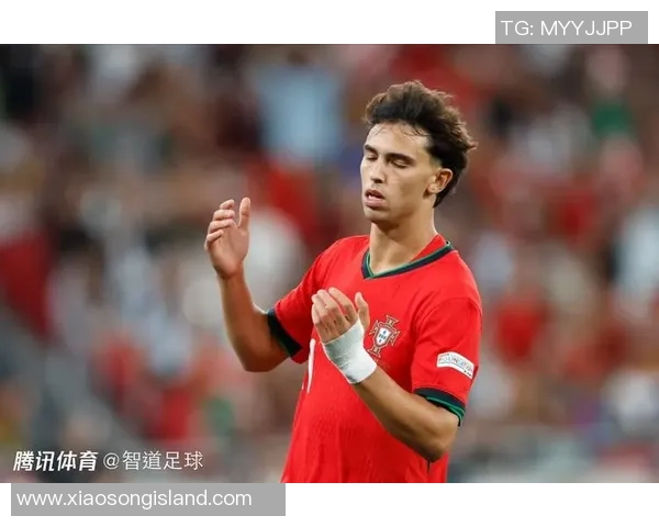 足球巨星跪地滑步瞬间引发全球热议究竟是谁在赛场上演绎精彩时刻